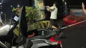 Young Man Uses Electric Bike Battery to Rescue Driver from Wreck