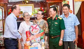 113-Year-Old Heroic Mother Receives 700 Million VND from Vingroup