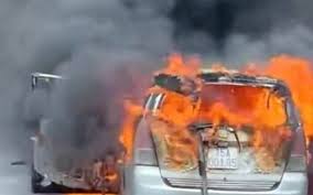 Car Catches Fire on Overpass in Hai Phong