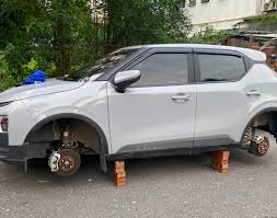 Car Loses Two Wheels Overnight in Hanoi: Owner Speaks Out