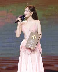 Chi Pu Shines at International Weibo Gala with New Song