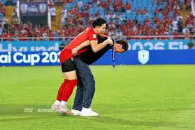 Coach Kim Sang Sik Carries Dinh Bac to Receive Best Award