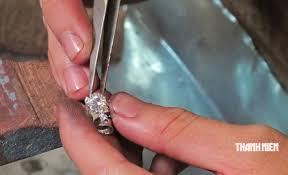 Diamond Prices Plummet Amid Market Turmoil