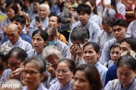 Emotional Observance of Vu Lan Festival Draws Many to Reflect