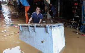 Flooding in Lang Son Leaves Traders Desperate to Save Goods