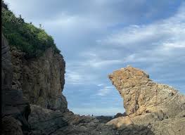 Four Tourists Fall into Sea While Taking Photos in Da Nang