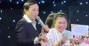 Hoài Linh Brings Luck to a Lucky Woman at Concert