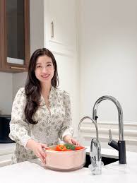 Miss Vietnam 2016 Đỗ Mỹ Linh Moves into New Home with Family