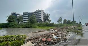 Overgrown Weeds and Poor Conditions Surround Nam Dinh General Hospital