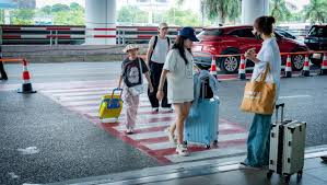 Passengers Criticize New Pickup Policy at Noi Bai Airport