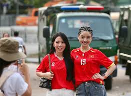 Quang Hải's Wife Stuns Fans with Unique Hair at Stadium