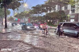 Severe Flooding in Hanoi Forces Residents to Use Boats
