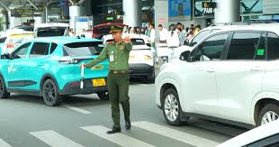 Tan Son Nhat Airport Takes Action Against Illegal Taxi Services