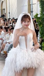 Trấn Thành Cheers for Hari Won at Fashion Show
