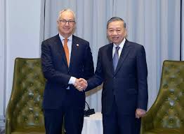 Vietnam Prioritizes Advanced Technology Investments, Says Leader