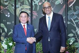 Vietnam's Political Leadership Meets Singapore's President and Prime Minister