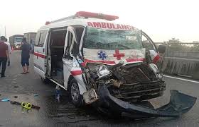 Ambulance Collides with Truck on My Thuan Expressway, Four Injured