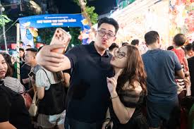 Crowds Gather Early for Mid-Autumn Festival in Hanoi