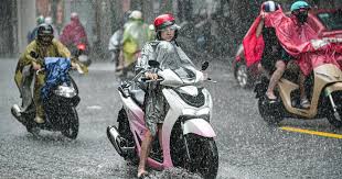 Dark Clouds and Thunderstorms Expected in Central Hanoi