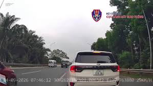 Driver Fined 23 Million VND for Dangerous Braking on Highway