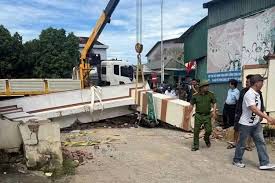 Falling Archway Injures Young Student in Ha Tinh
