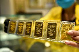Global Gold Prices Drop Below $4,400/ounce Amid Domestic Surge