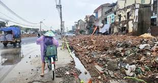 Hanoi Construction Sites Lack Safety Barriers, Raising Risks