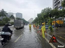 Hanoi Prepares for Heavy Rain with Water Drainage Measures