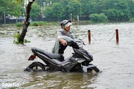 Heavy Rain Forecasted to Continue in Hanoi This Afternoon