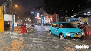 Heavy Rain in Ho Chi Minh City Causes Chaos