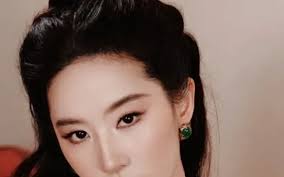Hồ Ngọc Hà Shines at Shanghai Event with Liu Yifei