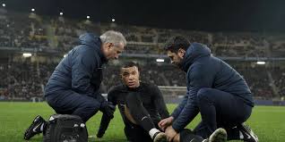 Kylian Mbappé Leaves Match with Suspected Knee Injury