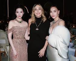 Lưu Diệc Phi Removes Hồ Ngọc Hà from Group Photo, Sparks Outrage