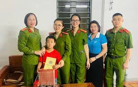 Mid-Autumn Festival Gifts Distributed to Children in Hưng Nguyên
