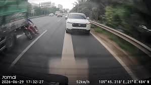 Motorcycle Crashes into Truck in Phu Tho, Rider Dies