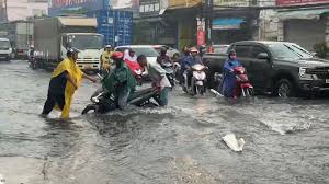 National Route 1 Flooded, Motorcycles Toppling in Water