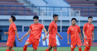 Nguyen Dinh Bac and Xuan Son Energize Vietnam National Team Training