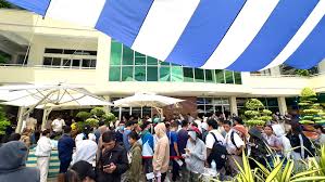 Parents Brave Heat to Buy Textbooks in Ho Chi Minh City
