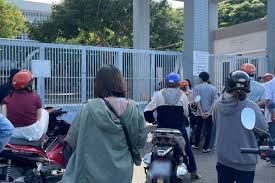 Parents Denied Entry to Meeting at Nguyen Khuyen High School