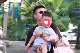 Quang Hải Takes a Break from Football to Accompany Son to School