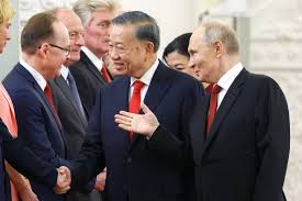 Russia and France Host Special Ceremonies for Vietnam's Leaders