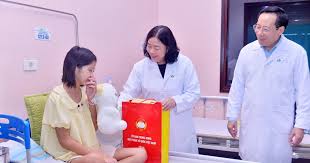 Vietnam's National Assembly Chairperson Gifts Children for Mid-Autumn Festival