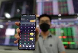 Vietnam's Stock Market Drops Below 1,800 Points: What’s Next?
