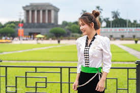 Visitors Flock to Ba Dinh Square for Traditional Dress Photos
