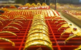 Gold Prices Drop: Buyers Face Heavy Losses
