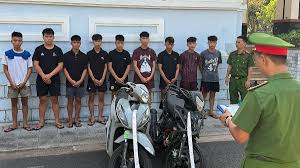 Group of Teens Stage Fight to Steal Motorcycle in Da Nang