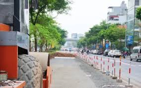 Hanoi Expands Road by Trimming Median Strip to Alleviate Traffic