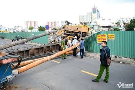 Heavy Steel Block Falls in Ho Chi Minh City, Disrupting Traffic