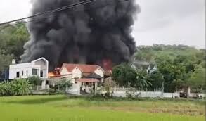 Massive Fire Breaks Out at Factory in Hanoi, 200 Responders Involved