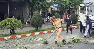 Traffic Police Clear Fallen Trees to Ensure Safe Passage for Citizens